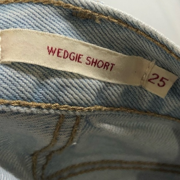 Levi's Light Blue Wash High Rise Wedgie Distressed Denim Shorts 25 - Picture 5 of 5